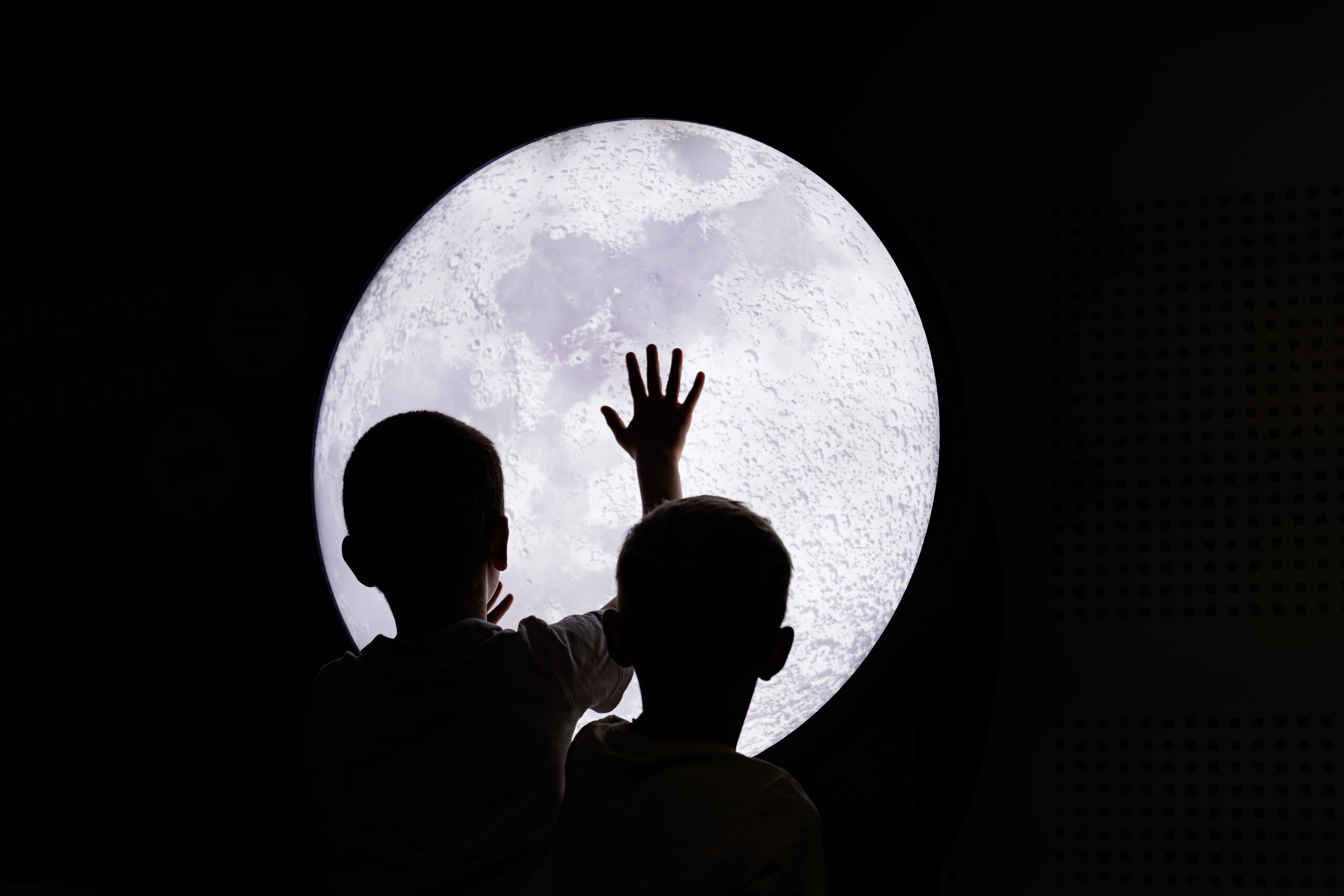 "Petits pas sur la Lune" est une exposition dédiée a l'éveil des tout-petits. Elle leur offre une premiere découverte de l'astre qui rythme leur quotidien.